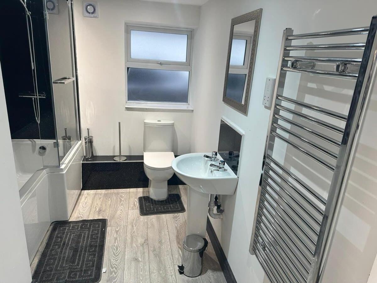 1 Bedroom Apartment - Abacus House - Huntingdon Town Centre - Contractor Friendly - Free Parking - Full Kitchen - Washer Dryer - Spacious - Ideal For Work Stays Екстериор снимка